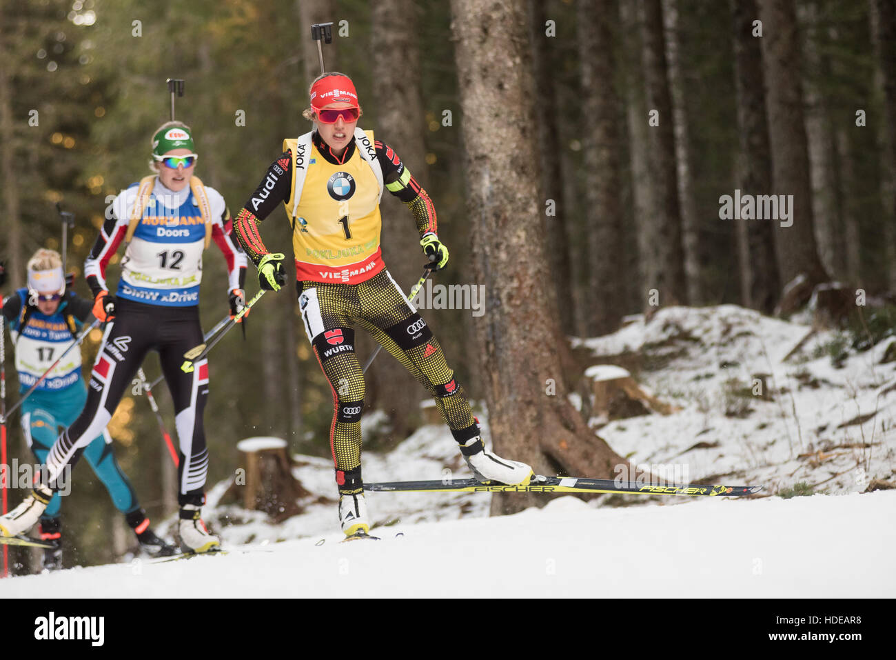 Pokljuka, Slowenien. 10. Dezember 2016. Laura Dahlmeier Deutschlands auf dem Golfplatz in 10 km Verfolgung der Frauen beim Biathlon-Weltcup-Rennen in Pokljuka. © Rok Rakun/Pacific Press/Alamy Live-Nachrichten Stockfoto