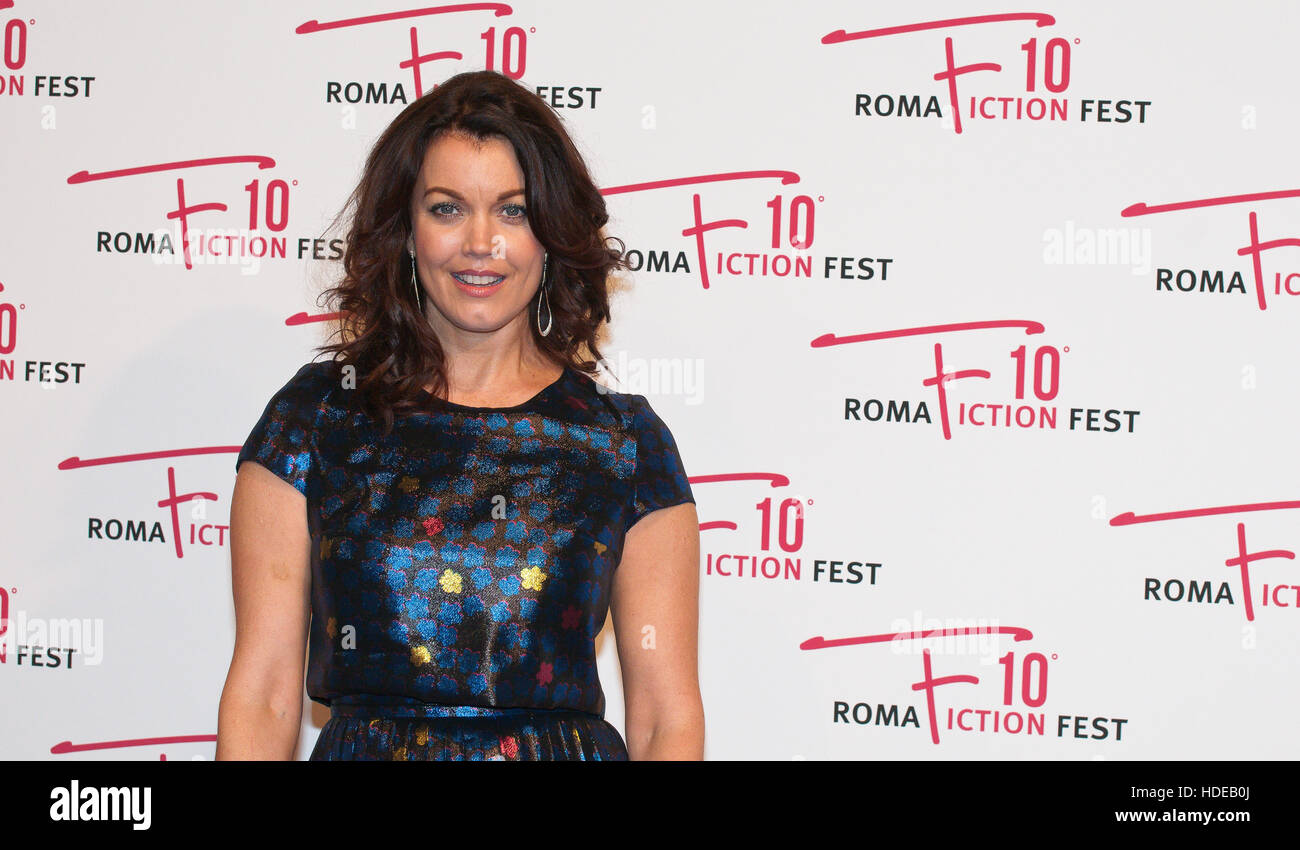 Roma, Italien. 10. Dezember 2016. Bellamy Young während den roten Teppich der "ShondaLand", eine TV-Produktionsfirma gegründet durch Shonda reimt © Andrea Bracaglia/Pacific Press/Alamy Live News Stockfoto