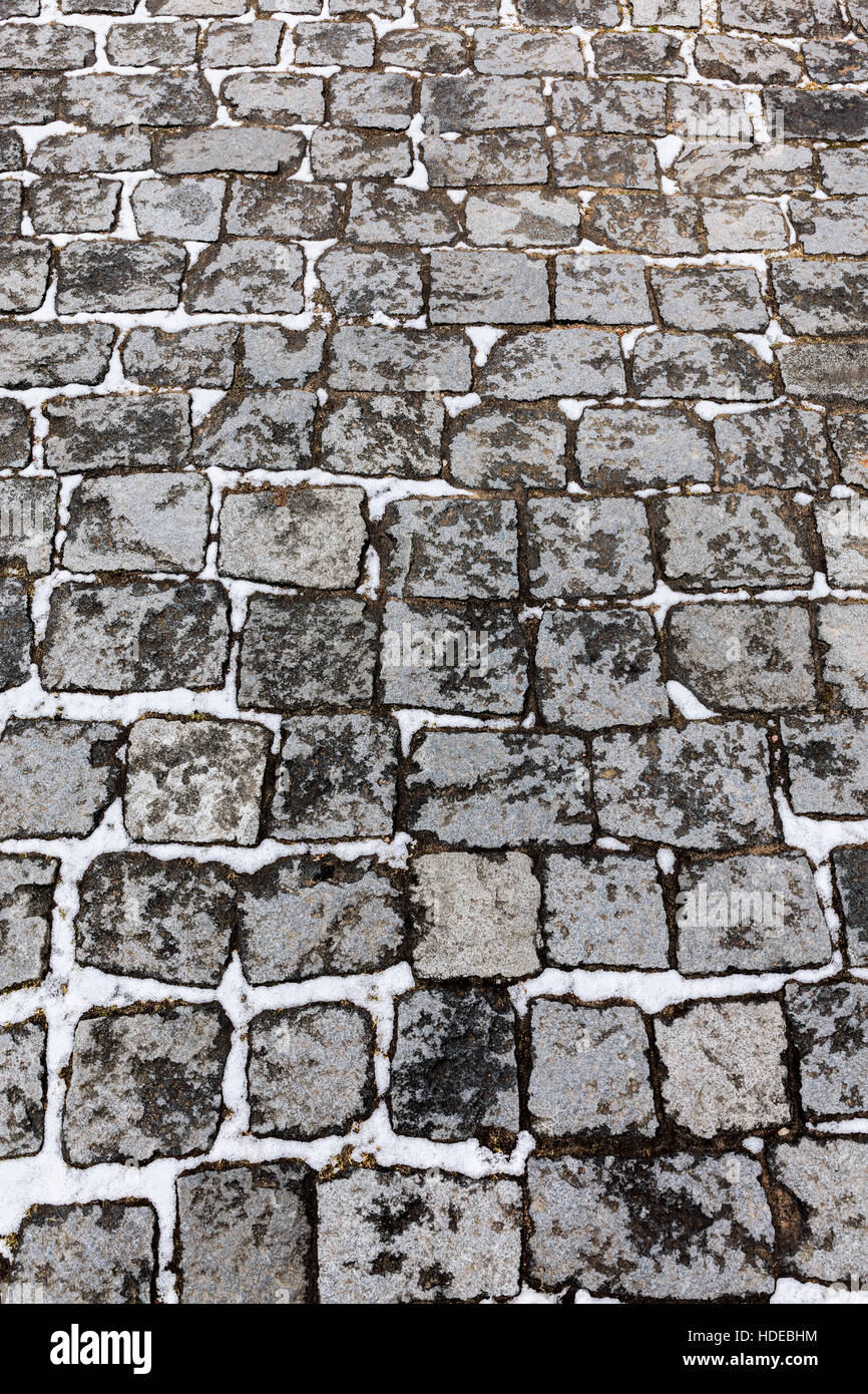graue Granite City Road Oberflächenmuster mit weißen Schnee und Eis Stockfoto