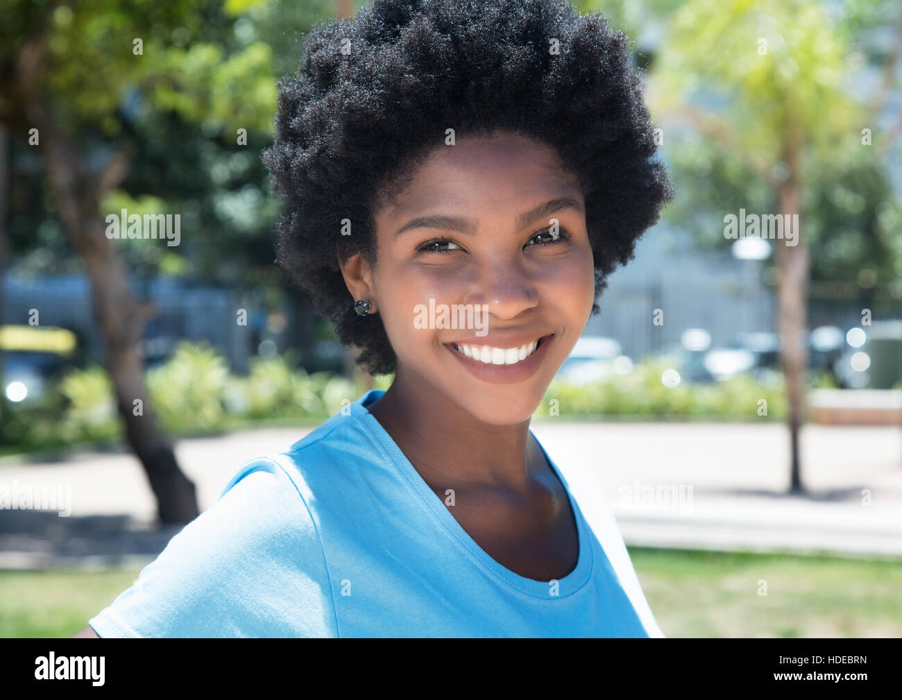 Porträt eines afroamerikanischen Mädchen im Freien in einem Park im Sommer Stockfoto