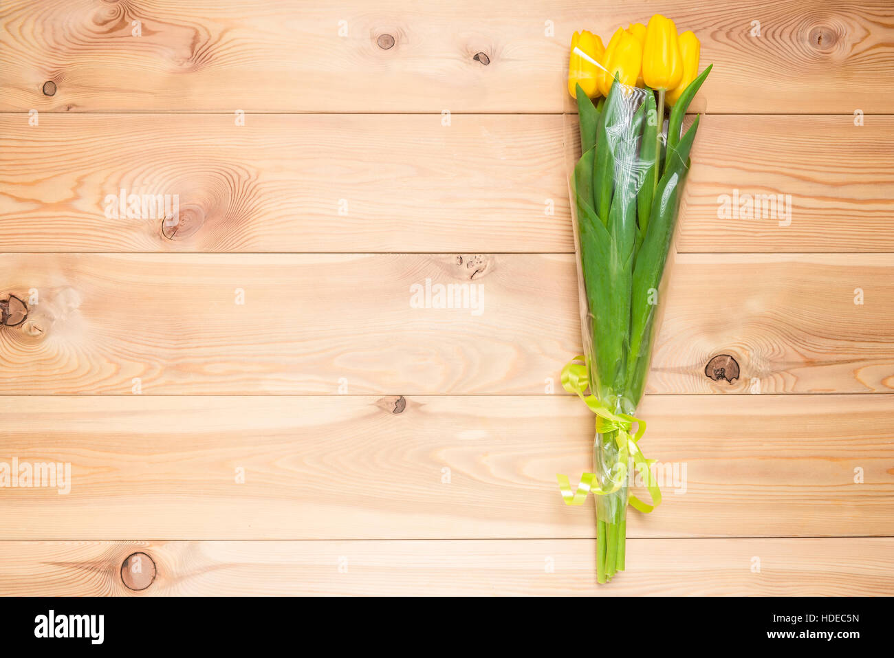 ein Ort für eine Inschrift auf der linken Seite der gelben Strauß Tulpen Frühling Stockfoto