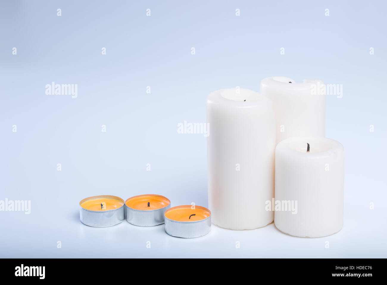 kleine und große Kerzen und textfreiraum auf der linken Seite Stockfoto