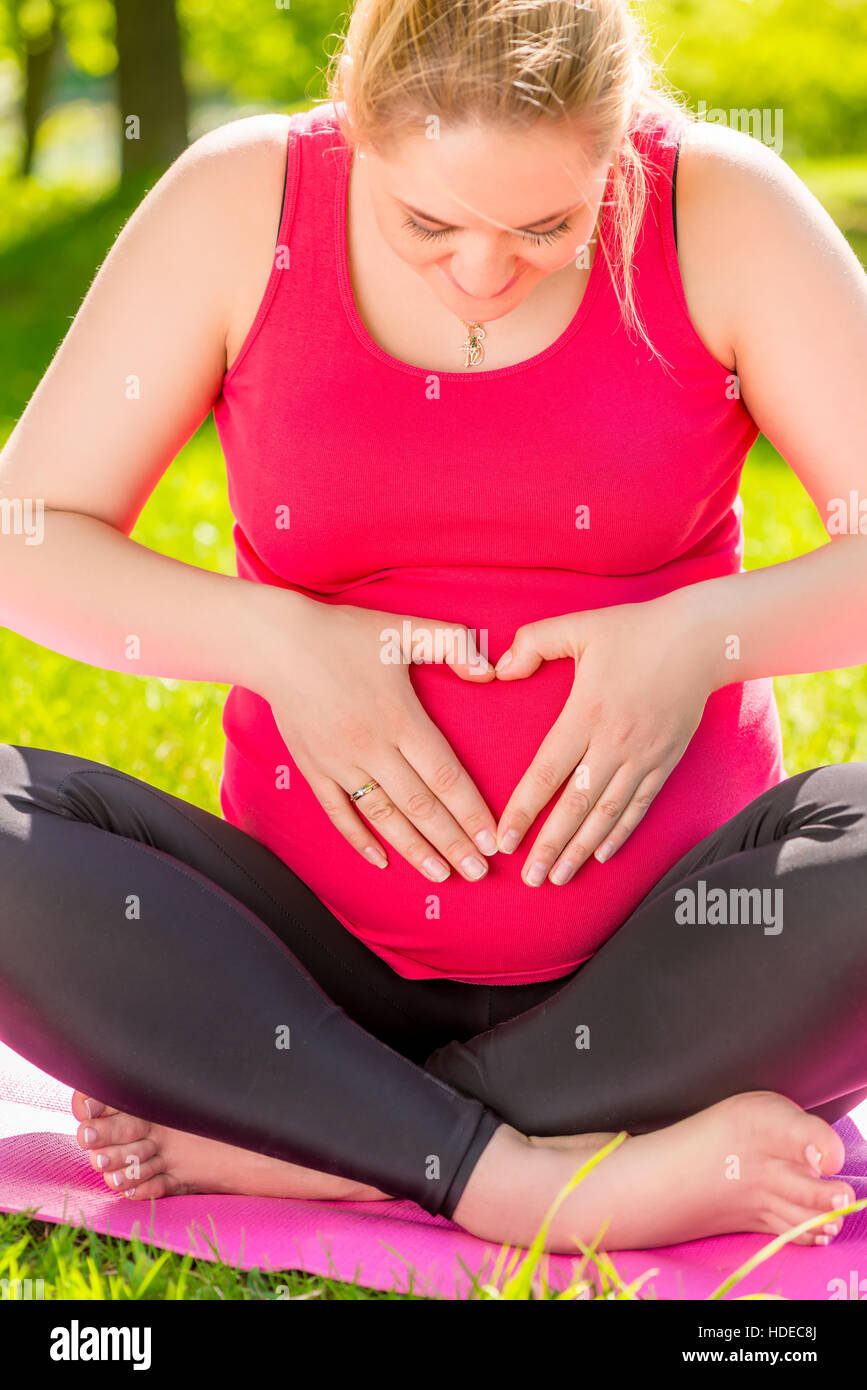 Frau im Vorgriff auf das Erscheinungsbild des Erstgeborenen in die Welt Stockfoto
