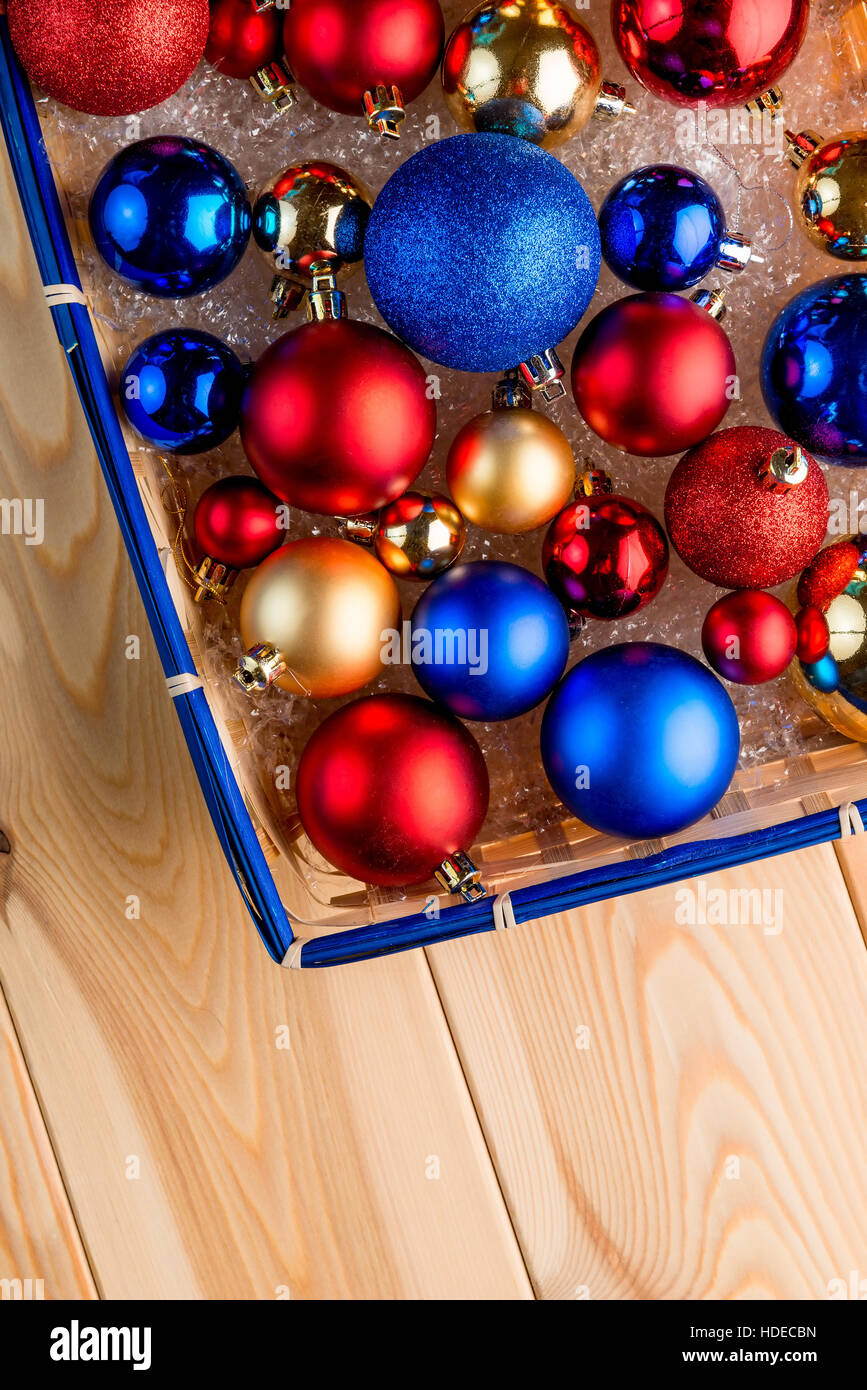klassische Kugeln schmücken den Weihnachtsbaum in den Korb Stockfoto