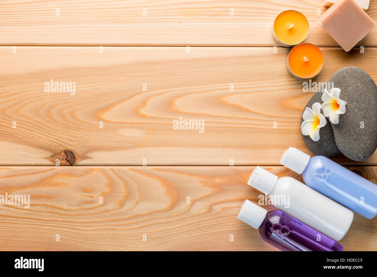 Kosmetik und Accessoires für das Spa und den Raum auf der linken Ansicht von oben Stockfoto