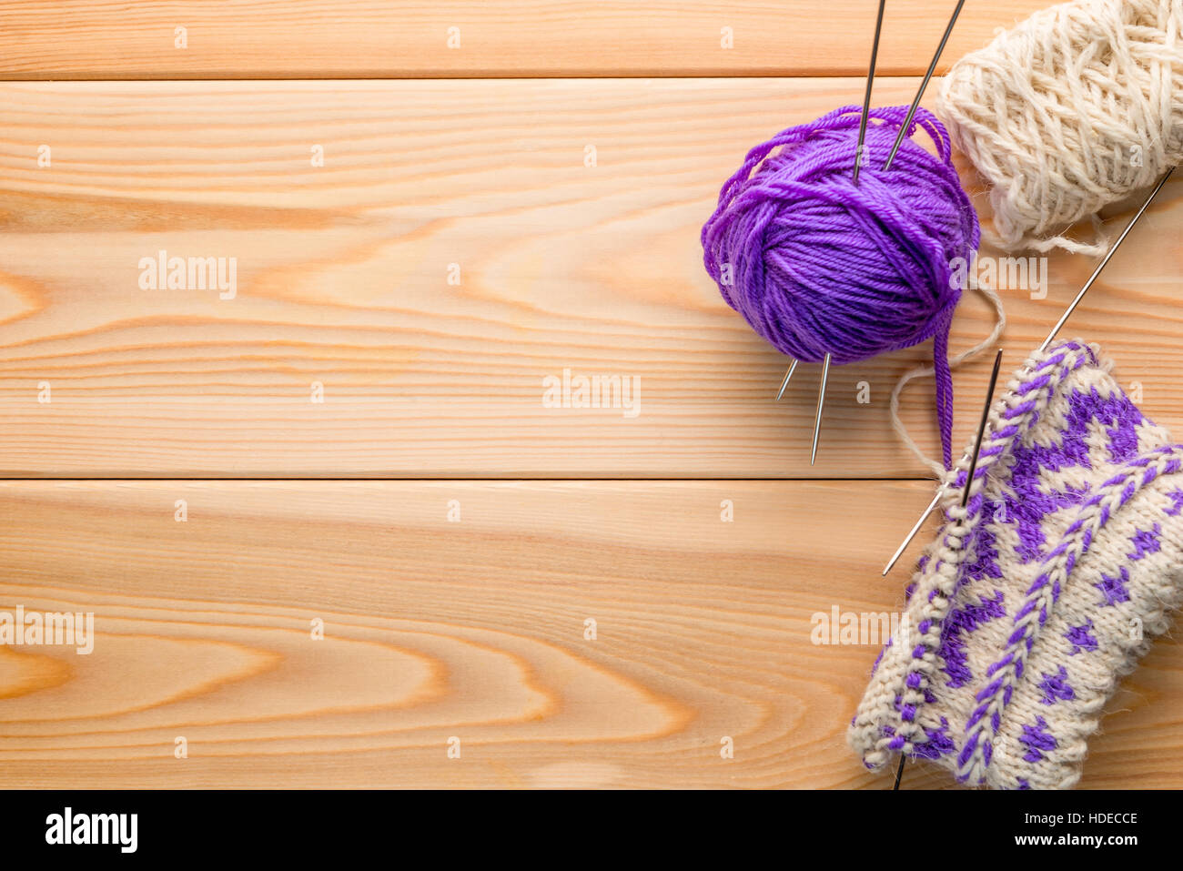 gestrickte Kunsthandwerk und Wollfäden und Raum auf der linken Seite Stockfoto