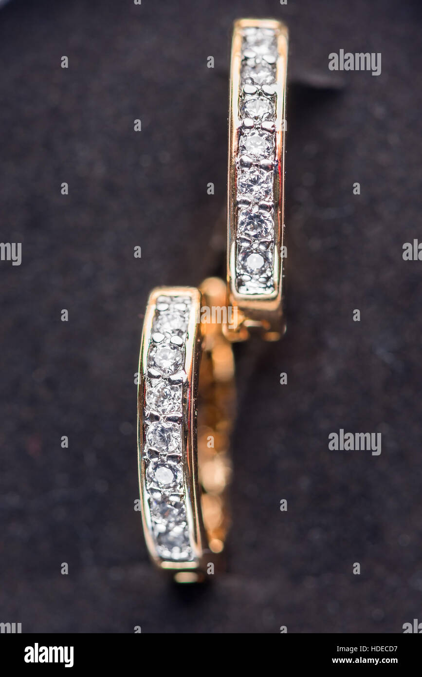 Gold Ohrringe mit Diamanten hautnah in einer Blackbox Stockfoto