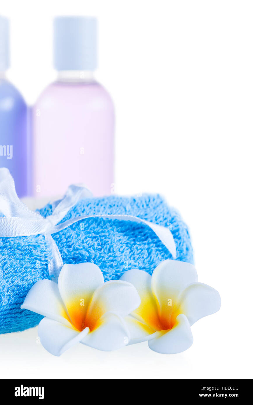 kosmetische Produkte in Flaschen und Badetücher auf weißem Hintergrund Stockfoto