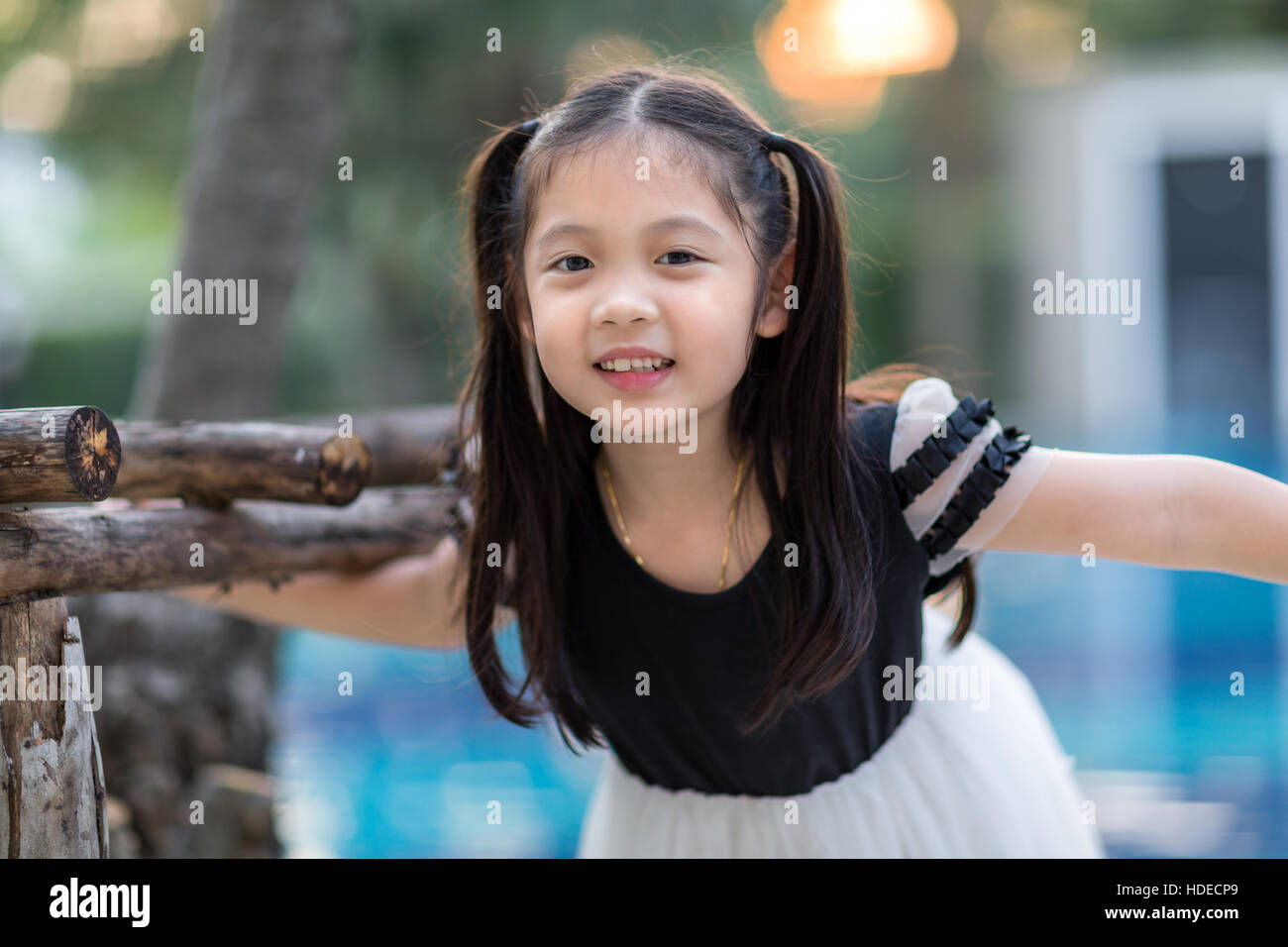 Asiatische Kind Lächeln am Außenpool. Stockfoto