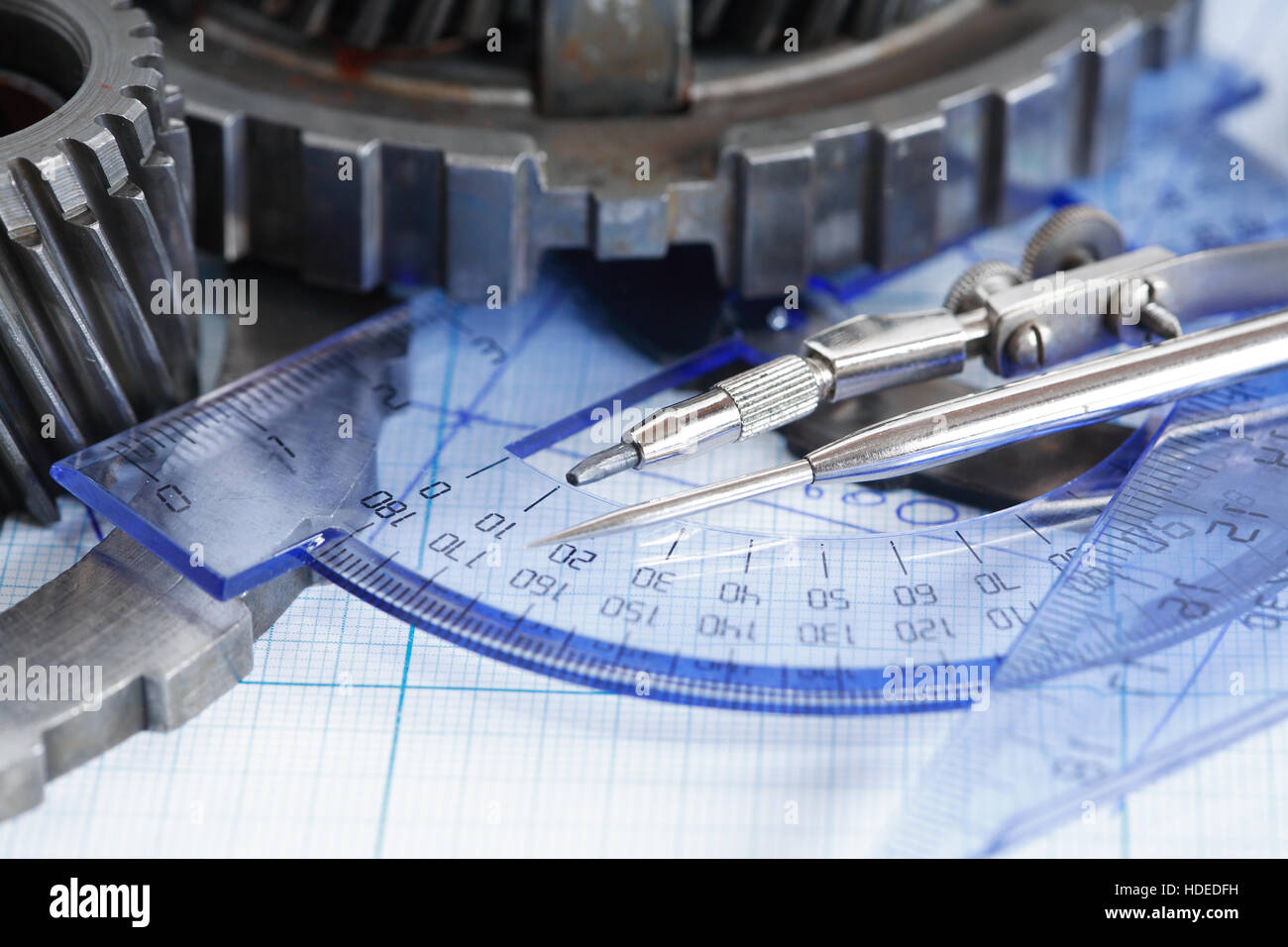 Engineering-Konzept. Satz von Zahnrädern in der Nähe von Teiler auf Blaupause Stockfoto