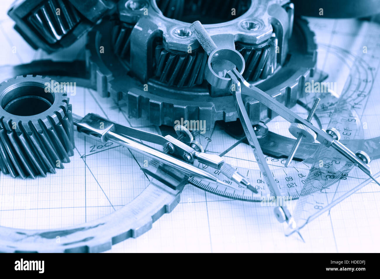 Engineering-Konzept. Satz von Zahnrädern in der Nähe von Teiler auf Blaupause Stockfoto