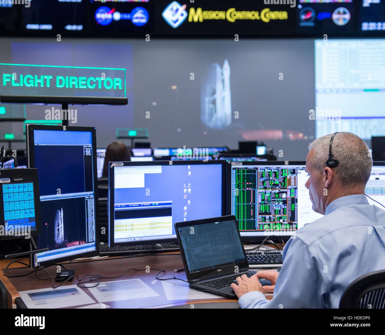 NASA-Expedition 47 Flugleiter leitet die Einführung der Orbital/ATK Cygnus OA-6 auf die Atlas V-Rakete auf der Cape Canaveral Air Force Station in Florida vom Johnson Space Center Mission Control Center 22. März 2016 in Houston, Texas. Stockfoto
