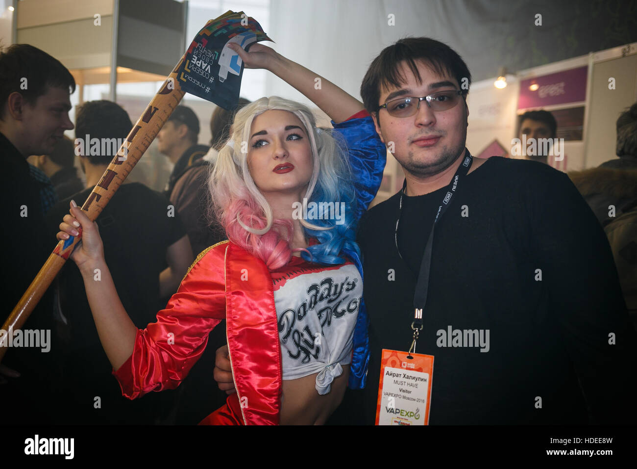 Moskau - 9. Dezember 2016: International Vape Expo.Cosplay Schauspieler arbeitest du Ausstellung Werbung Vaper Flüssigkeit und Dampfen Geräte zum Verkauf. Junges Mädchen in Stockfoto