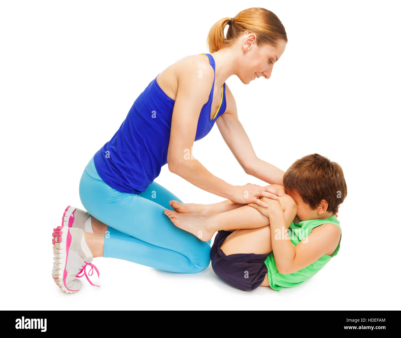 Mutter lehrt ihr Kind Sohn machen Gymnastik Stockfoto