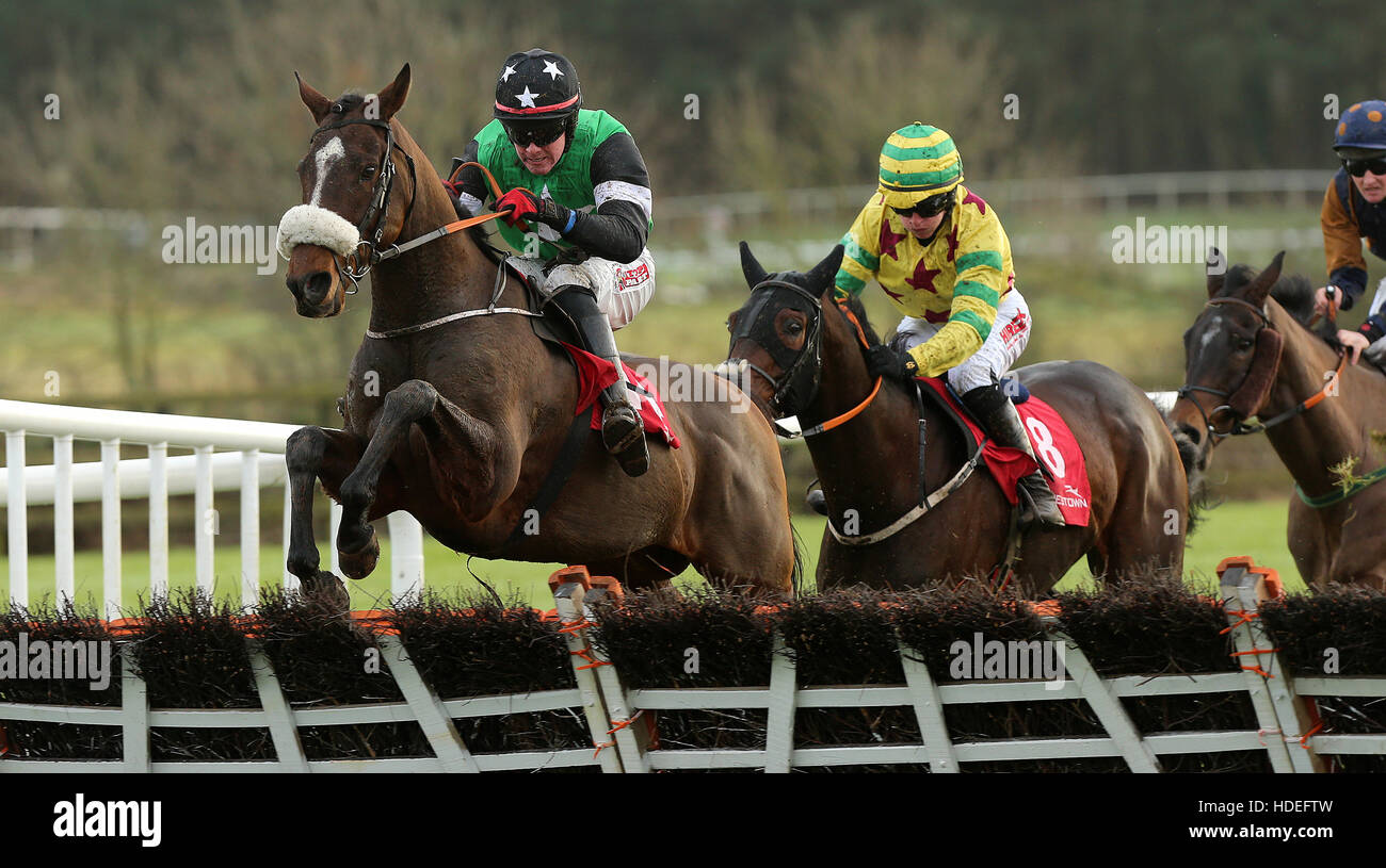 Dawerann geritten von Cian Collins springt das letzte um die Folgen Sie uns auf Facebook und Twitter Handicap Hurdle, während John Durkan Chase Gedenktag in Punchestown Raceocurse, Naas, County Kildare zu gewinnen. Stockfoto