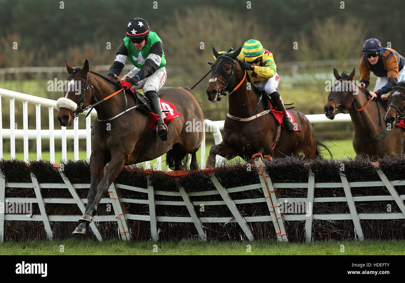 Dawerann geritten von Cian Collins springt das letzte um die Folgen Sie uns auf Facebook und Twitter Handicap Hurdle, während John Durkan Chase Gedenktag in Punchestown Raceocurse, Naas, County Kildare zu gewinnen. Stockfoto