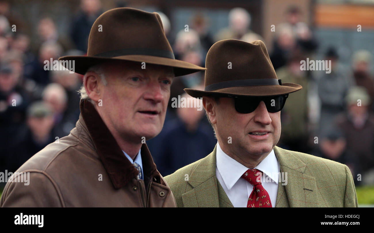 Djakadam Trainer Willie Mullins und Rich Ricci Eigentümer während John Durkan Chase Gedenktag in Punchestown Raceocurse, Naas, County Kildare. Stockfoto