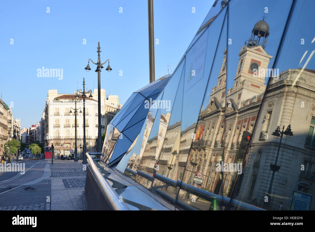 Kilómetro Cero (Km 0) spiegelt sich in der Glas-Ausfahrt der Sol-ÖV-Station in Puerta del Sol Square, Madrid Stockfoto