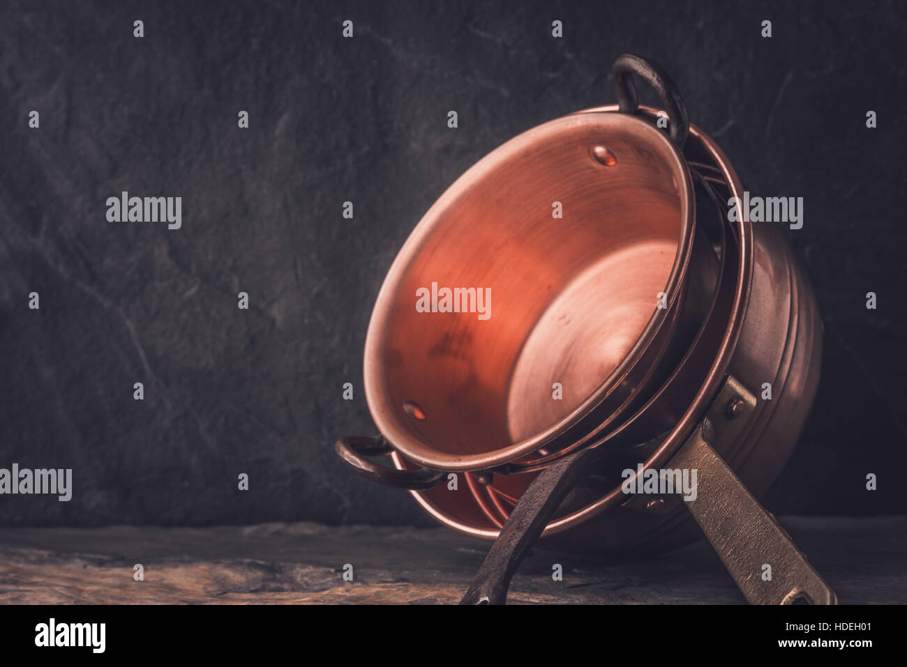 Cooper Töpfe und Pfannen auf dem steinernen Tisch horizontal Stockfoto