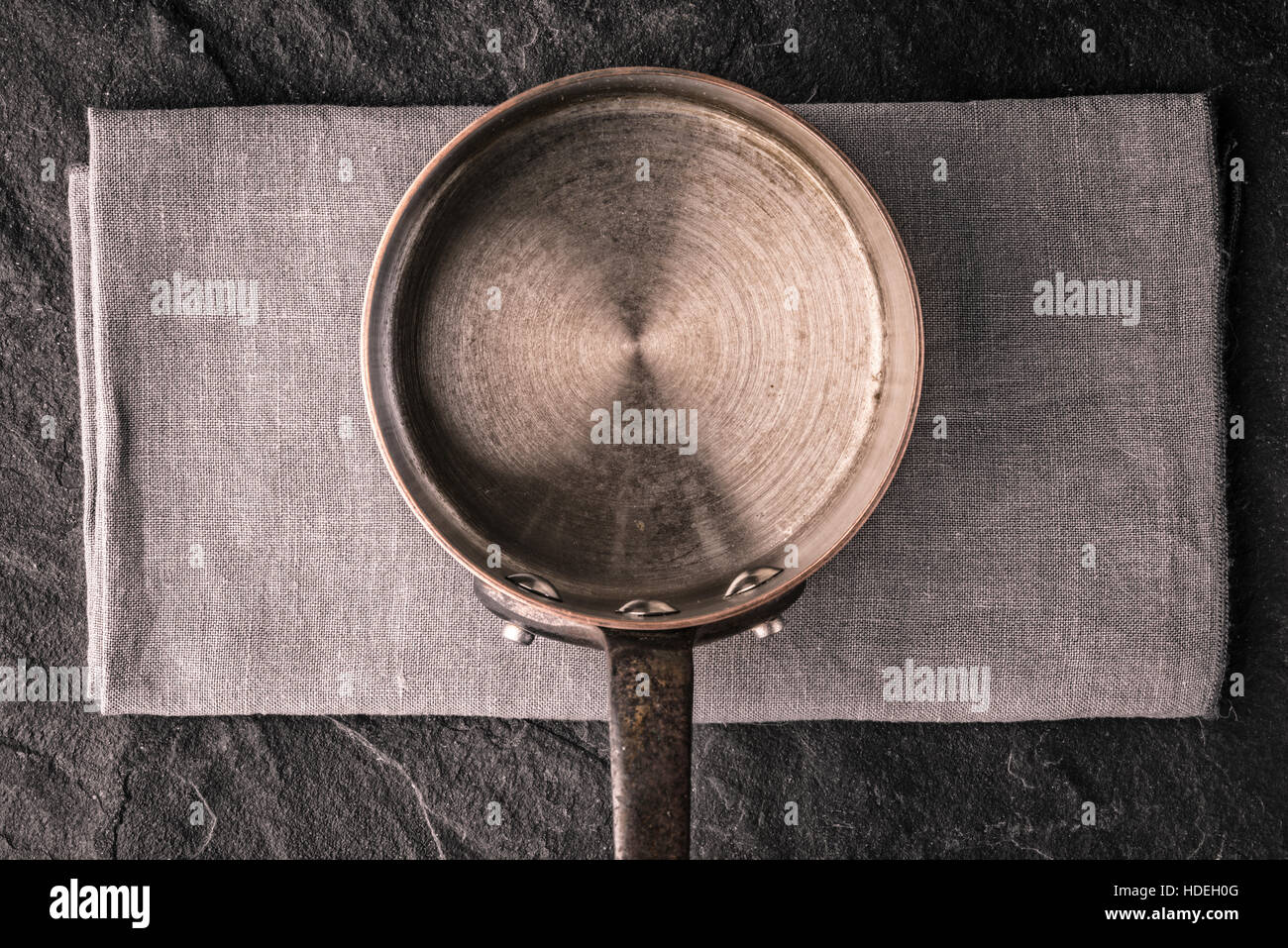 Auf der dunklen Stein Tischplatte Ansicht Metall Pfanne Stockfoto