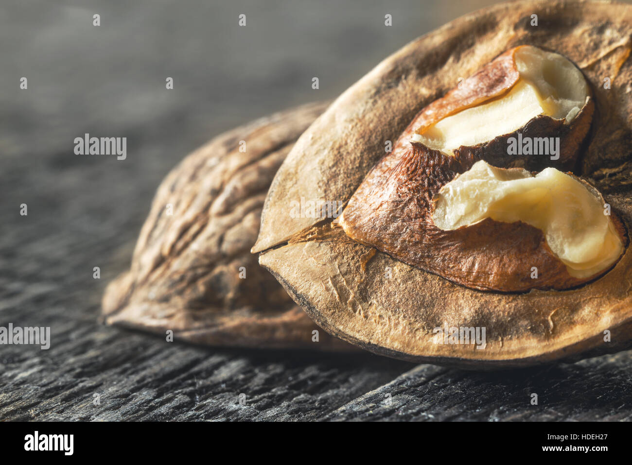 Walnuss auf dem Holztisch Nahaufnahme Stockfoto