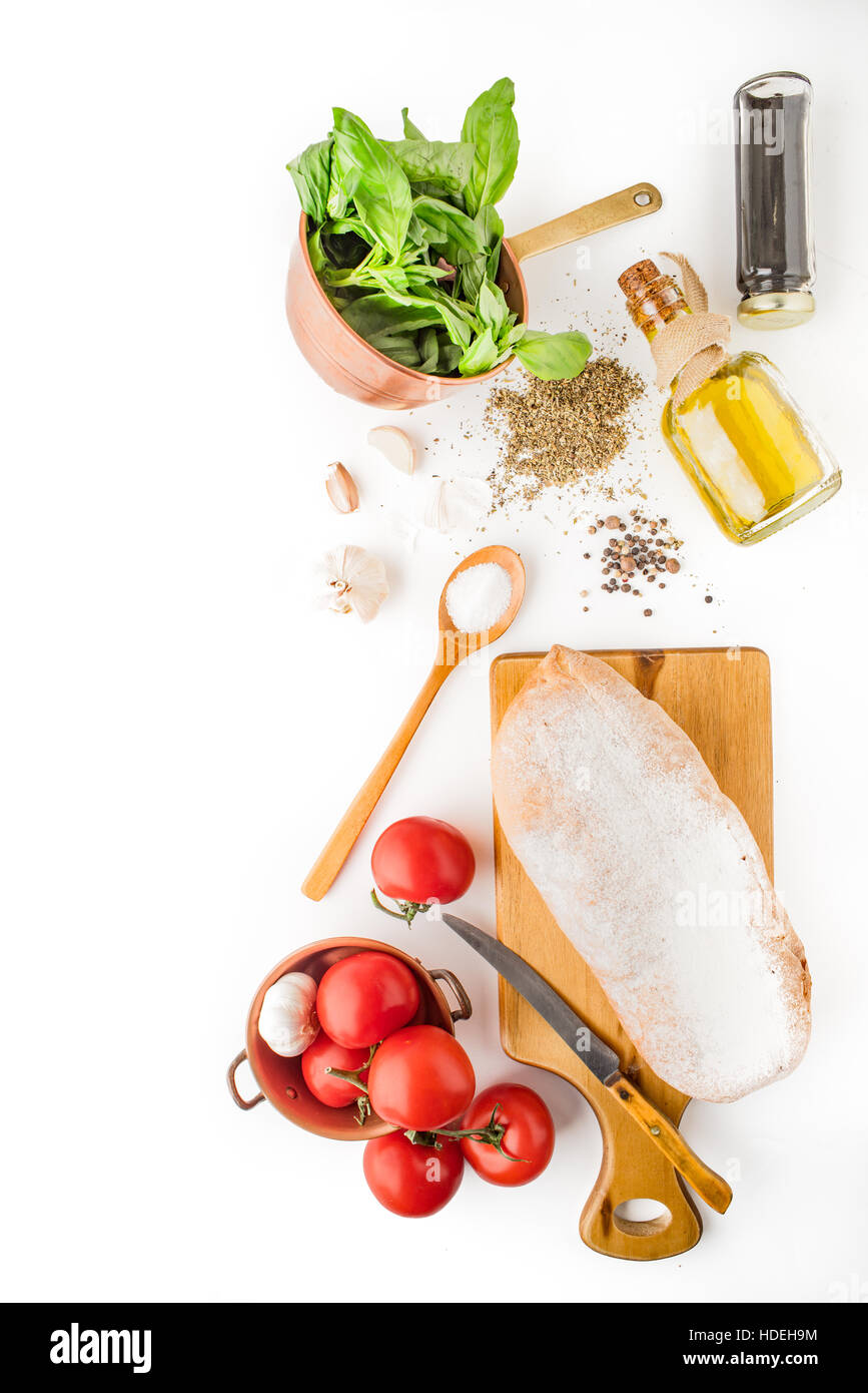 Zutaten für Bruschetta auf dem weißen Hintergrund vertikale Stockfoto