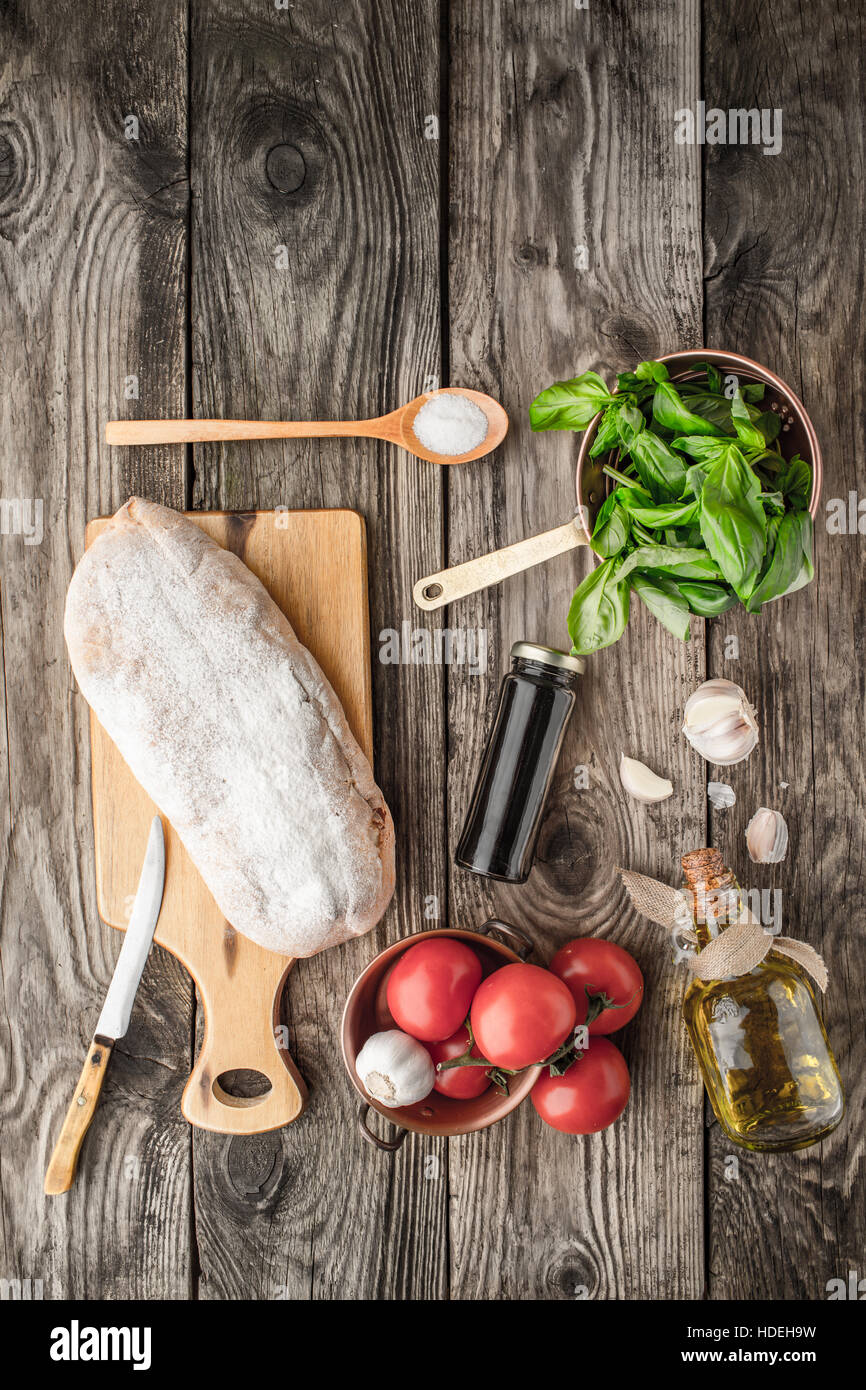 Zutaten für Bruschetta auf dem Holztisch Stockfoto