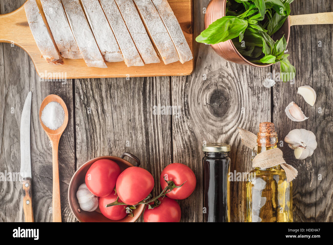 Zutaten für Bruschetta auf dem Holztisch horizontale Stockfoto