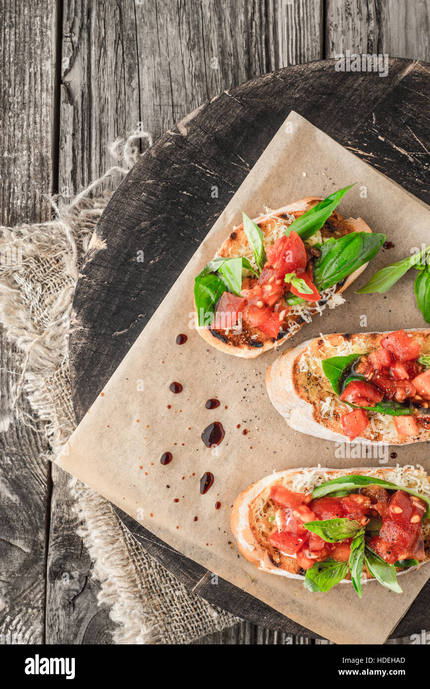 Tomaten-Basilikum-Brot würzen Gemüse Board Essen Stockfoto