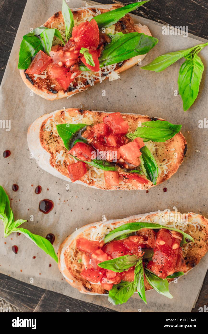 Tomaten-Basilikum-Brot würzen Gemüse Board Essen Stockfoto