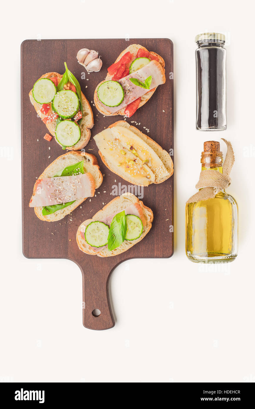Tartines-Sandwich-Brot-Gurken-Tomaten-Speck Stockfoto