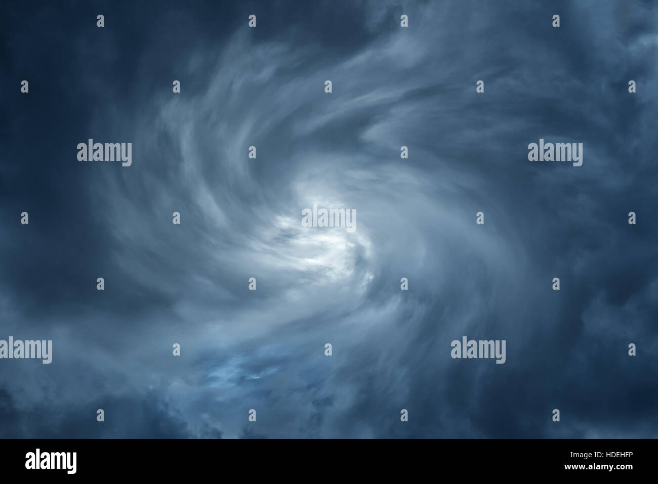 Weißen Loch in den Strudel der dunkle Gewitterwolken Stockfoto