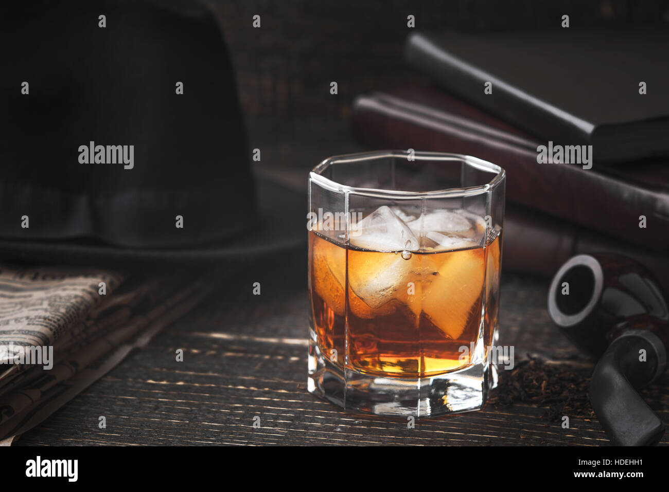 Whisky mit Rohr, Hut und horizontale Zeitung Stockfoto