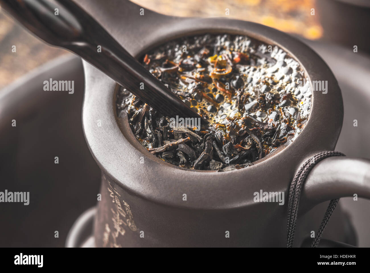 Teezubereitung in der chinesischen Teekanne Stockfoto