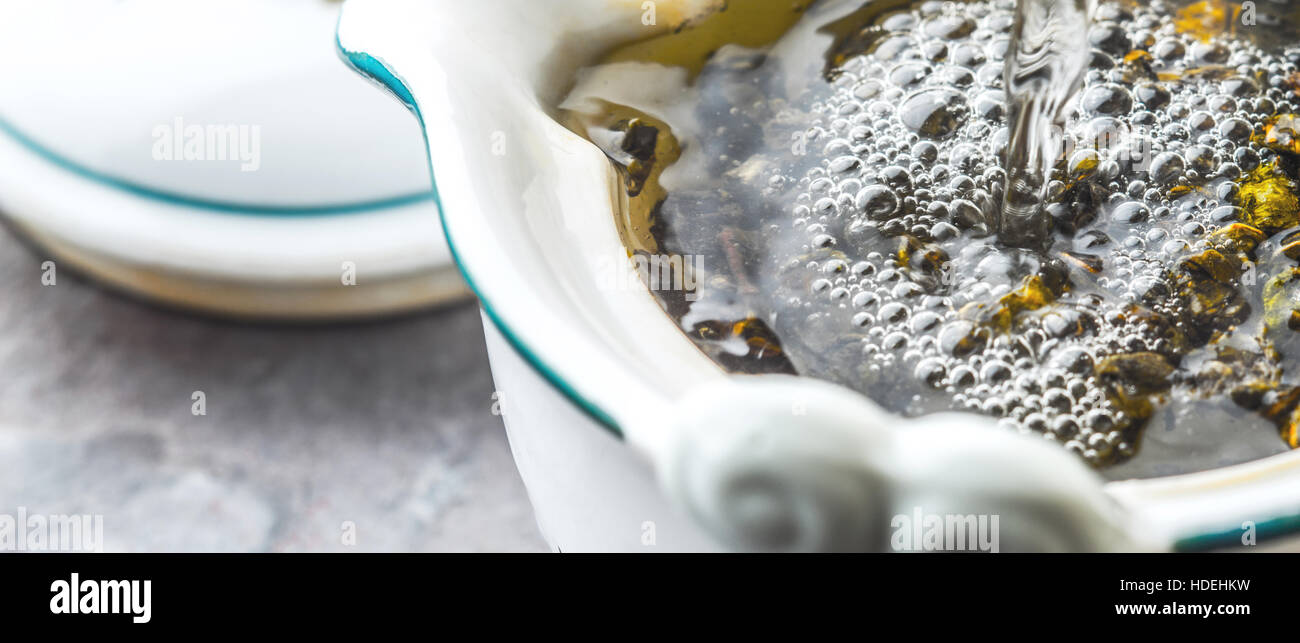 Teezubereitung in die Schüssel Breitbild Stockfoto