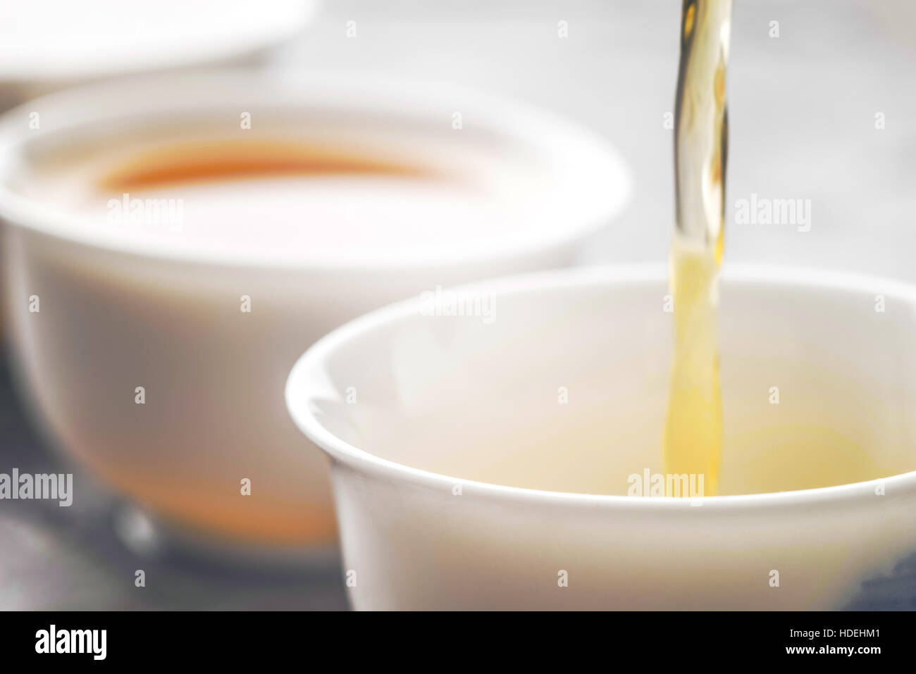 Tee in eine horizontale Schüssel gießen Stockfoto