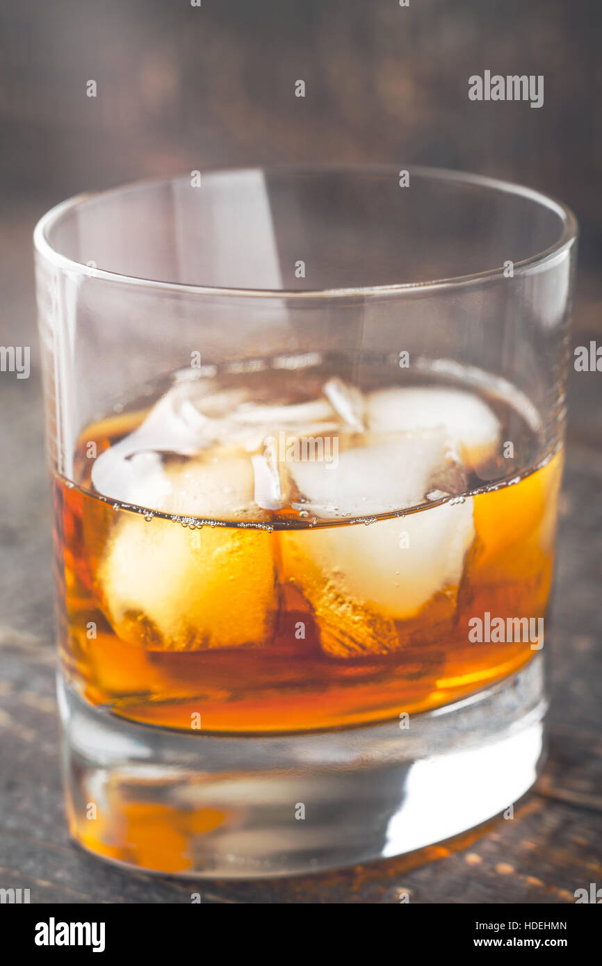 Whisky mit Eis auf dem Holztisch Stockfoto