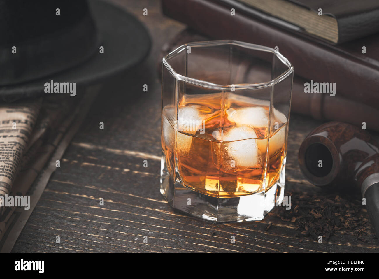 Whisky mit Eis und verschiedene Accessoires horizontale Stockfoto