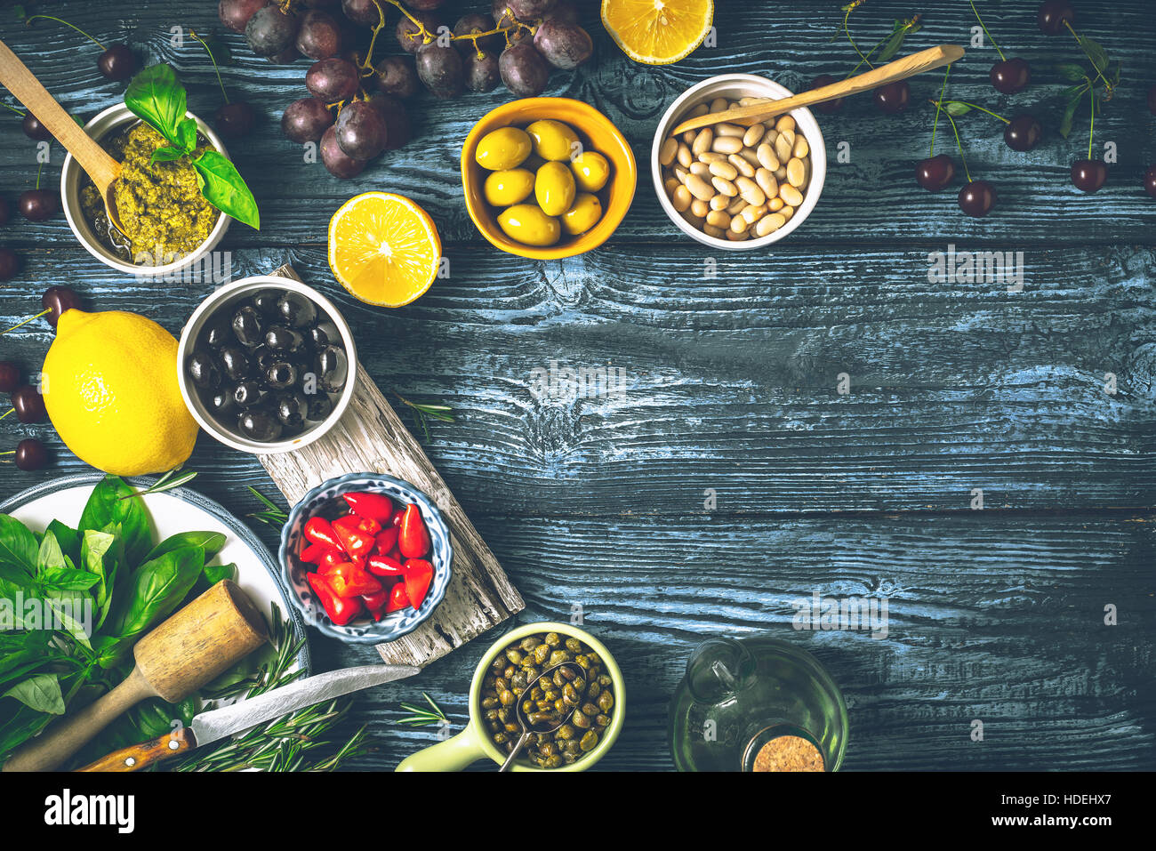 Konzept der mediterranen Küche. Verschiedene Früchte, Kräuter und Vorspeisen auf dem Holztisch Stockfoto