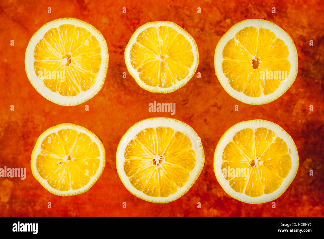 Zitronenscheiben auf den Terrakotta-Hintergrund-Top anzeigen Stockfoto
