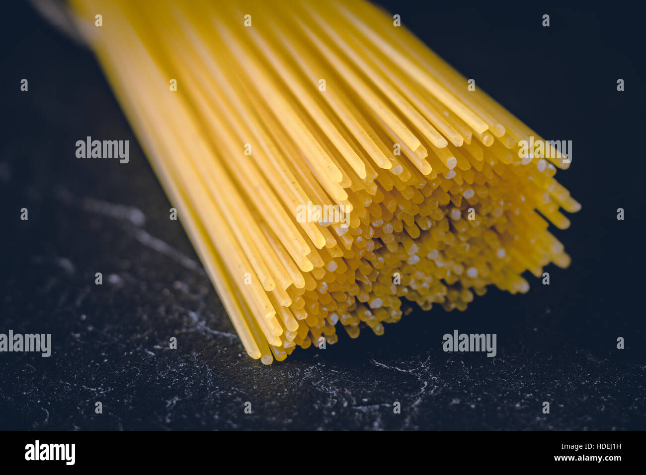 Rohe Spaghetti auf dem schwarzen Stein Hintergrund horizontale Stockfoto