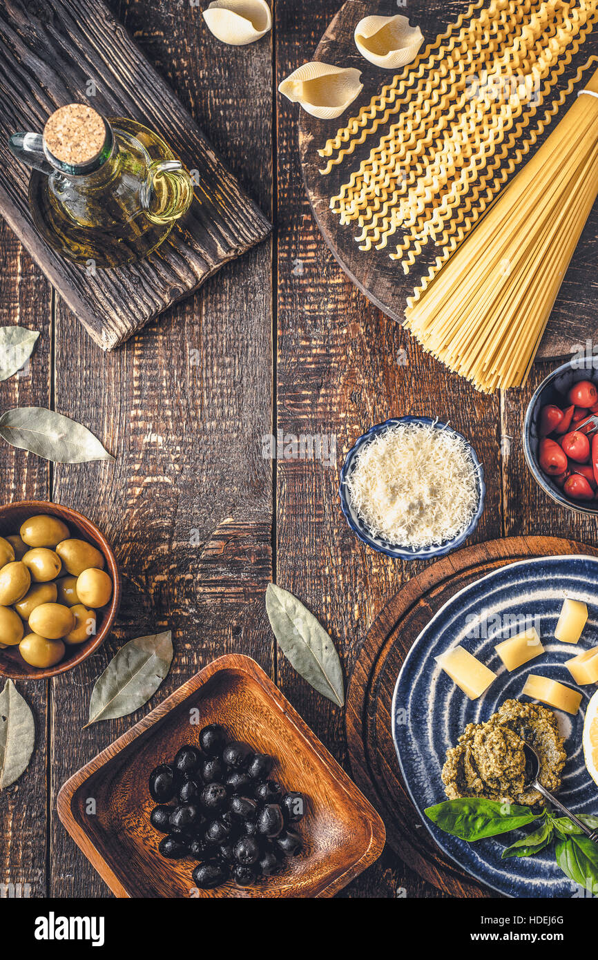 Zutaten der italienischen Küche auf dem Holztisch vertikale Stockfoto