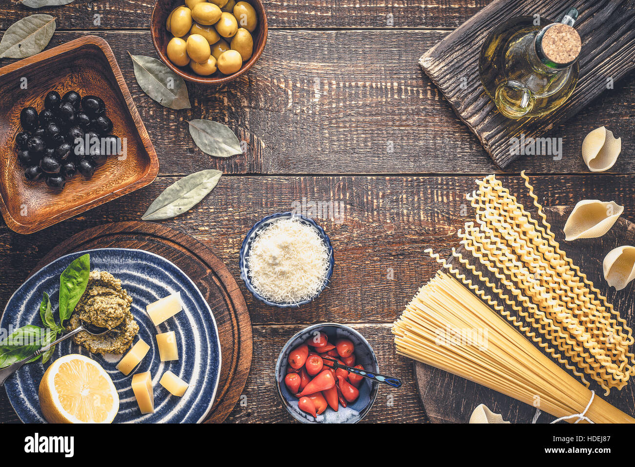 Zutaten der italienischen Küche auf der hölzernen Tischplatte anzeigen Stockfoto