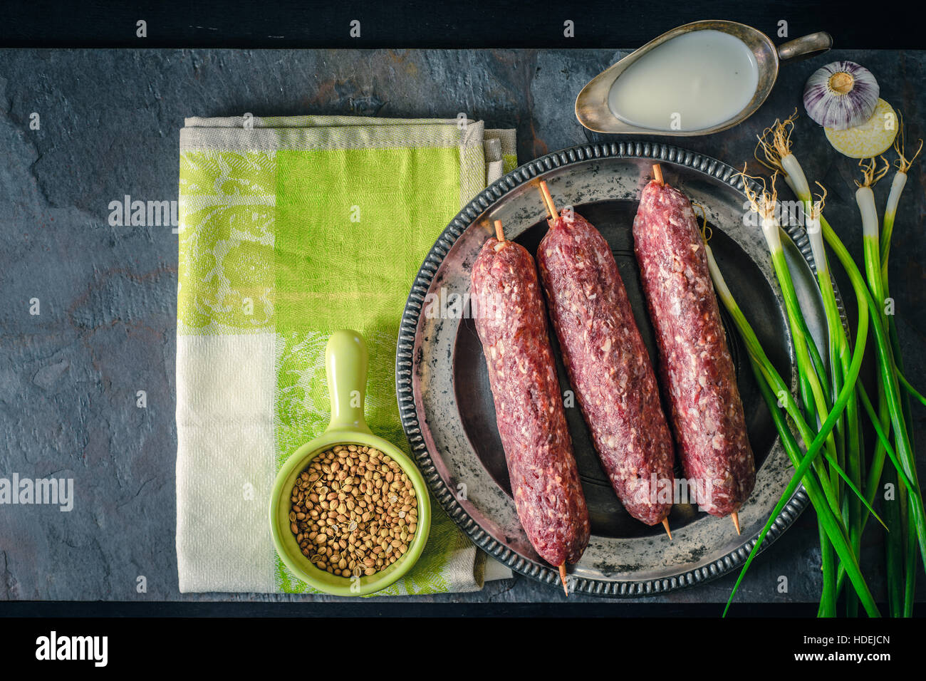 Kebab-Fleisch würzen Joghurt Knoblauch grüne Zwiebel heißen Stockfoto