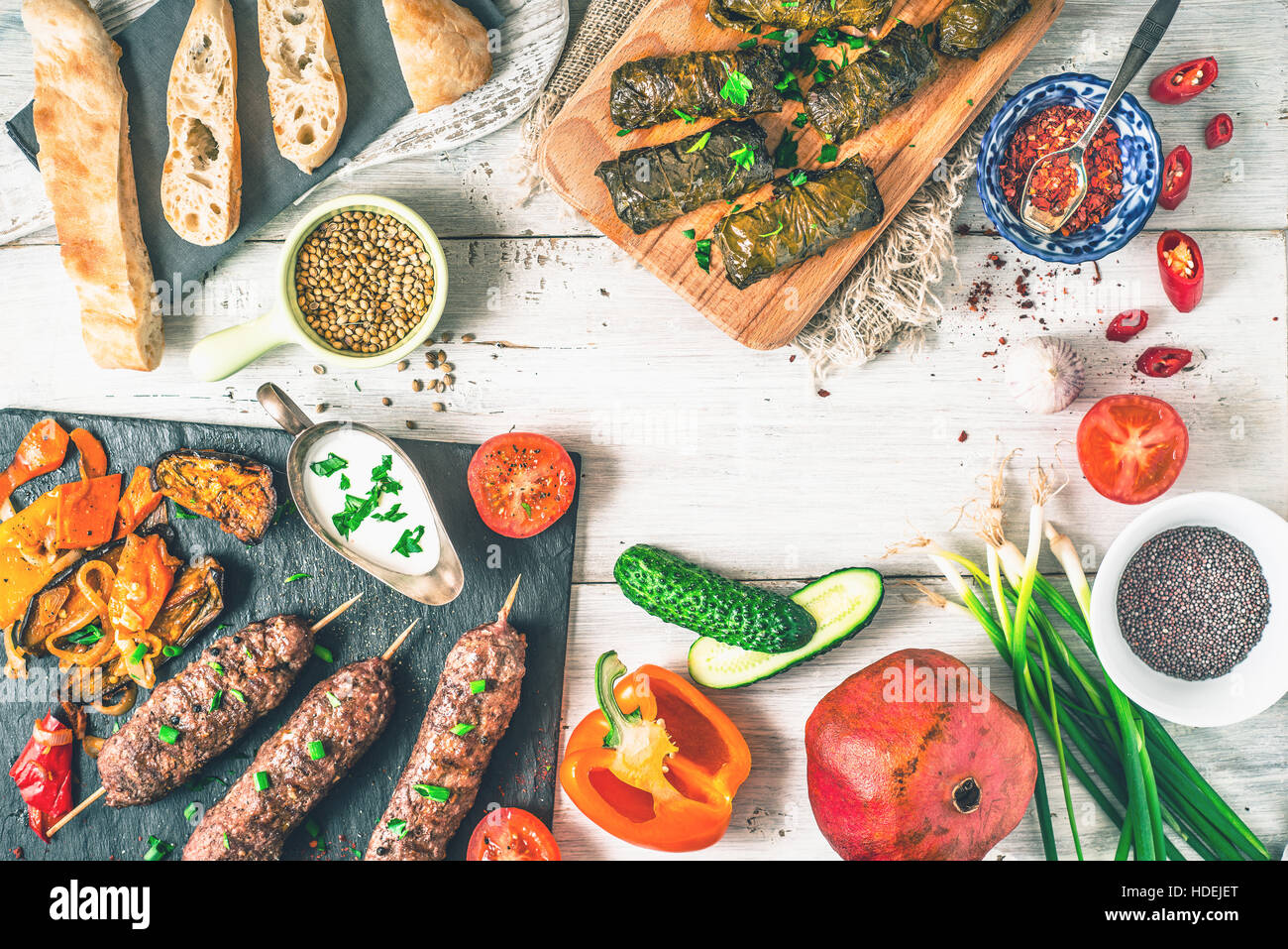Kebab mit Dolma, Gewürzen und Gemüse. Konzept-Nahost, Asien und kaukasische Küche-Draufsicht Stockfoto