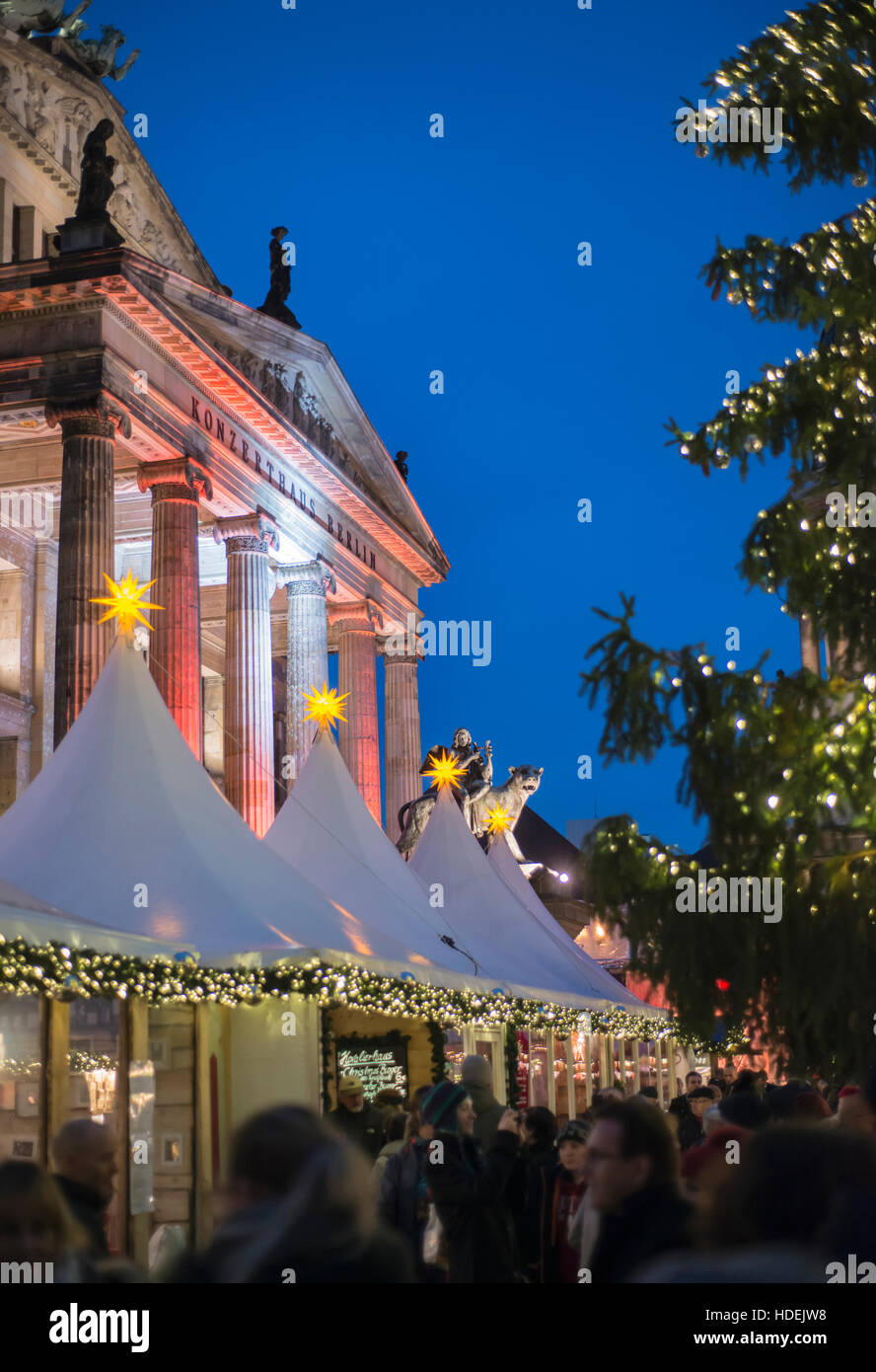 Der Weihnachtsmarkt auf dem Gendarmenmarkt in Berlin, Deutschland Stockfoto