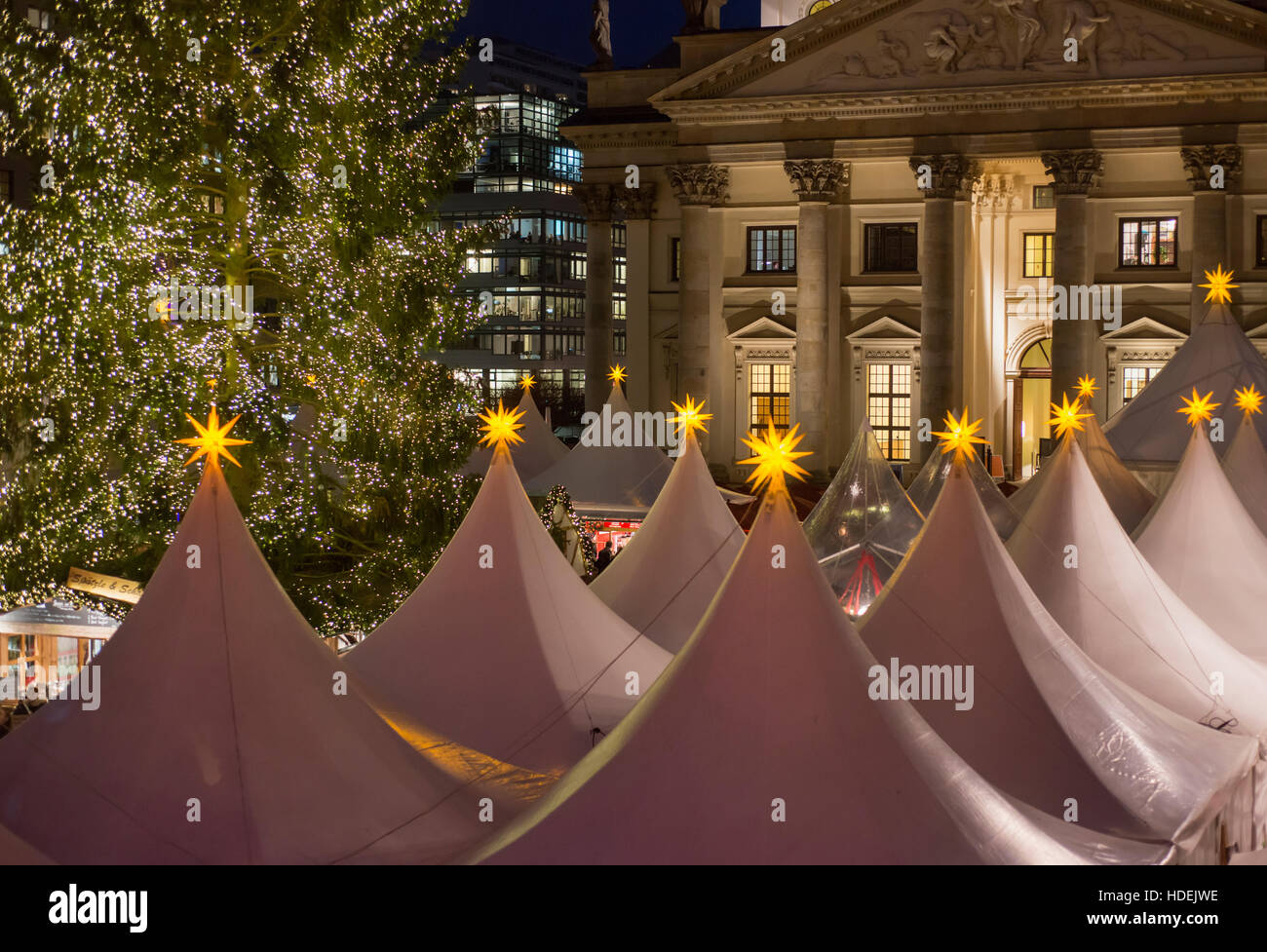 Der Weihnachtsmarkt auf dem Gendarmenmarkt in Berlin, Deutschland Stockfoto