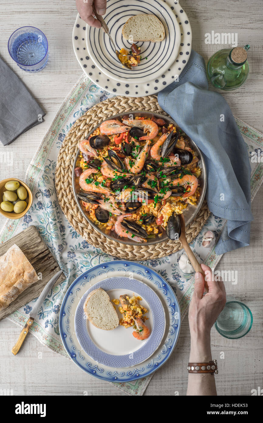 Essen Paella auf dem Tisch mit schönen Serviette Draufsicht Stockfoto