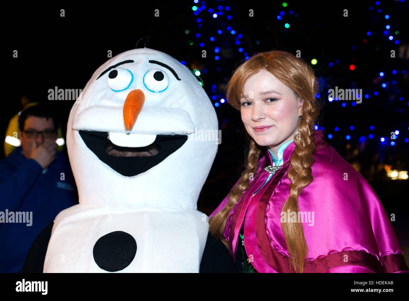 Caerphilly, Wales. 25. November 2016. Zwei Personen verkleidet als Olaf und Anna aus gefrorenen verteilen Süßigkeiten an Kinder beim Einschalten der Stockfoto