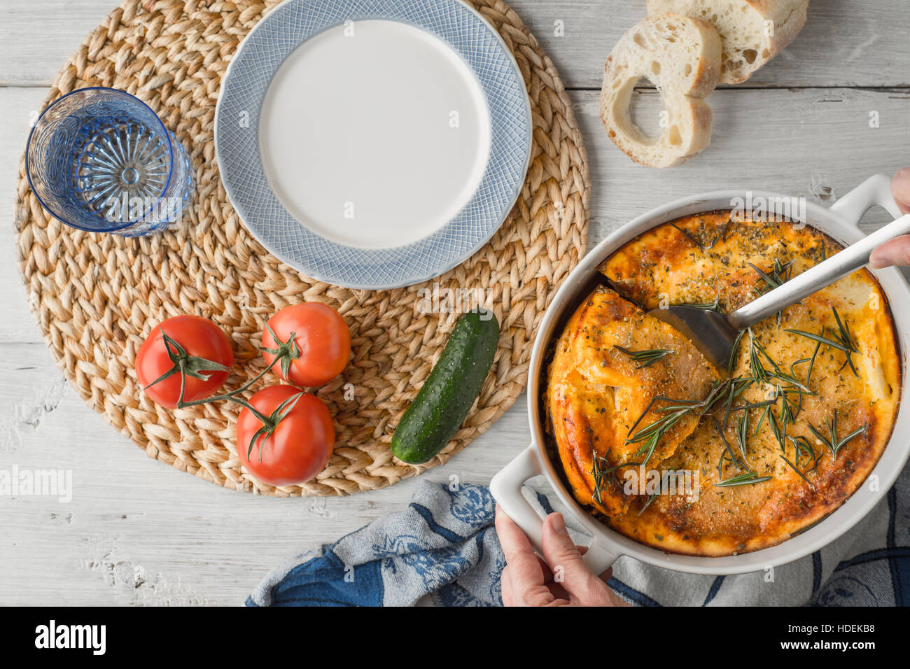 Moussaka in den weißen Tisch mit Geschirr und Gemüse Draufsicht Stockfoto